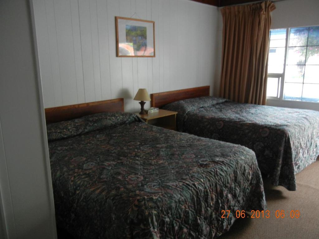 Pleasant View Motel Summerland Room photo