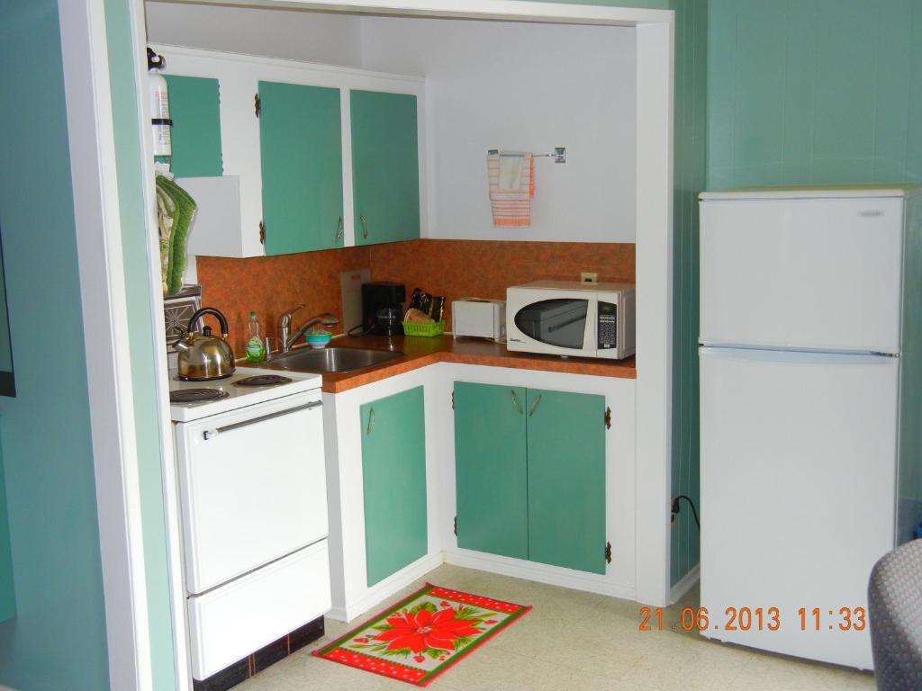 Pleasant View Motel Summerland Room photo