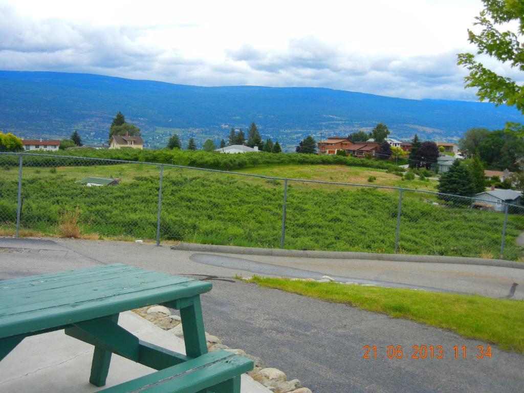 Pleasant View Motel Summerland Exterior photo